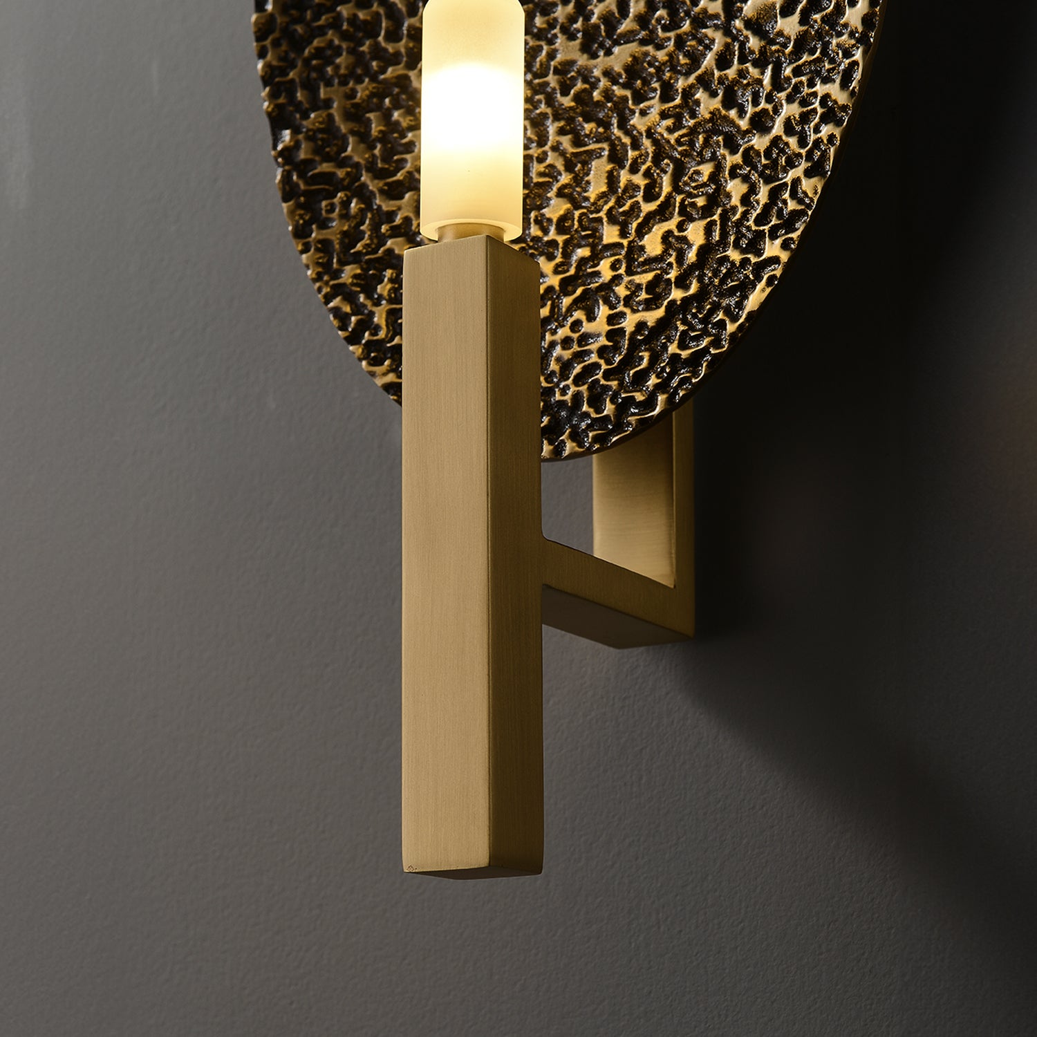 Applique_Coque_Wall_Sconce_Herve_Van_Der_Straeten_12