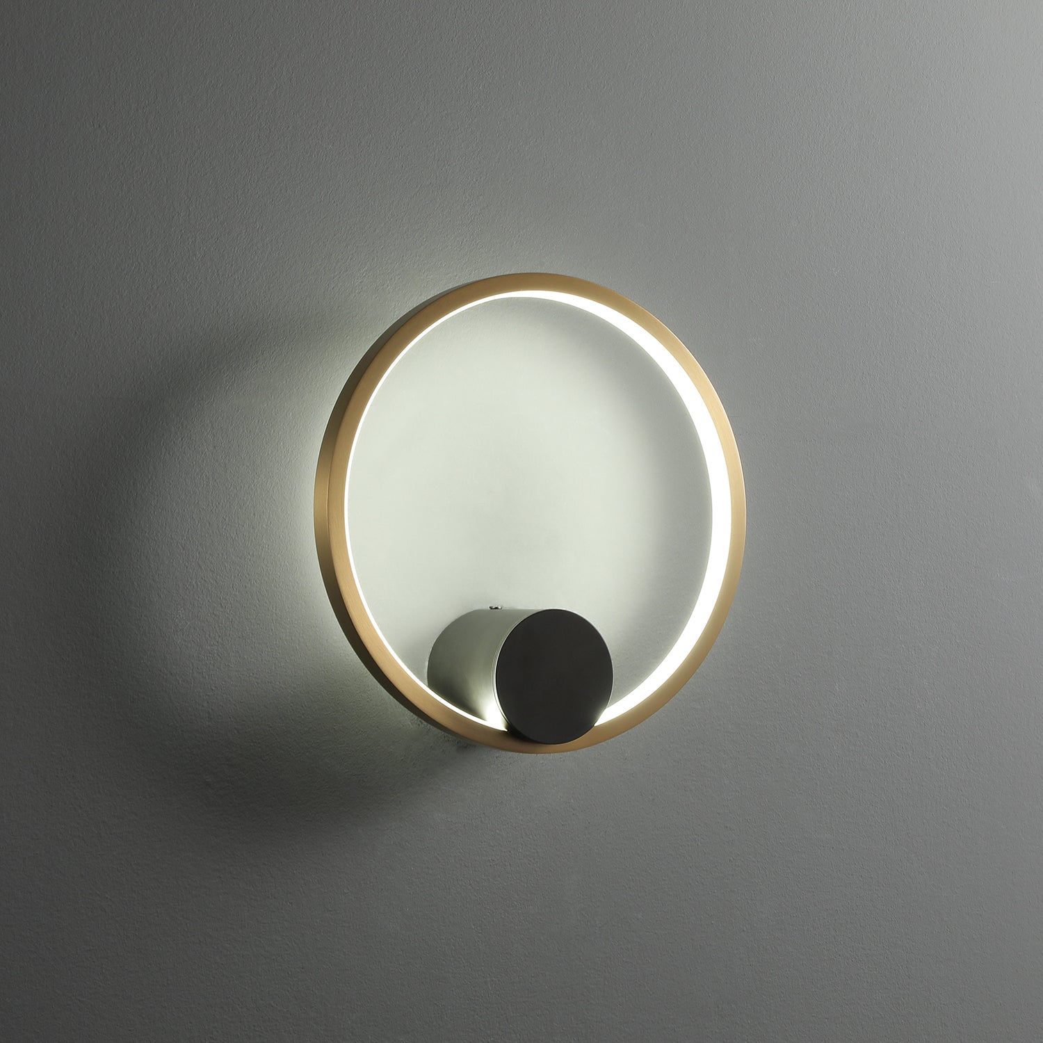 Holy_Brass_Wall_Lamp_Christinekroencke_0007