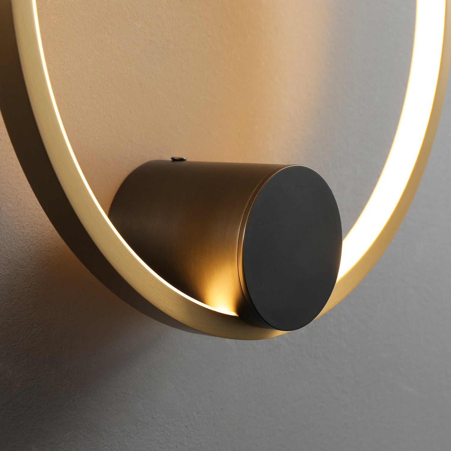 Holy_Brass_Wall_Lamp_Christinekroencke_0012