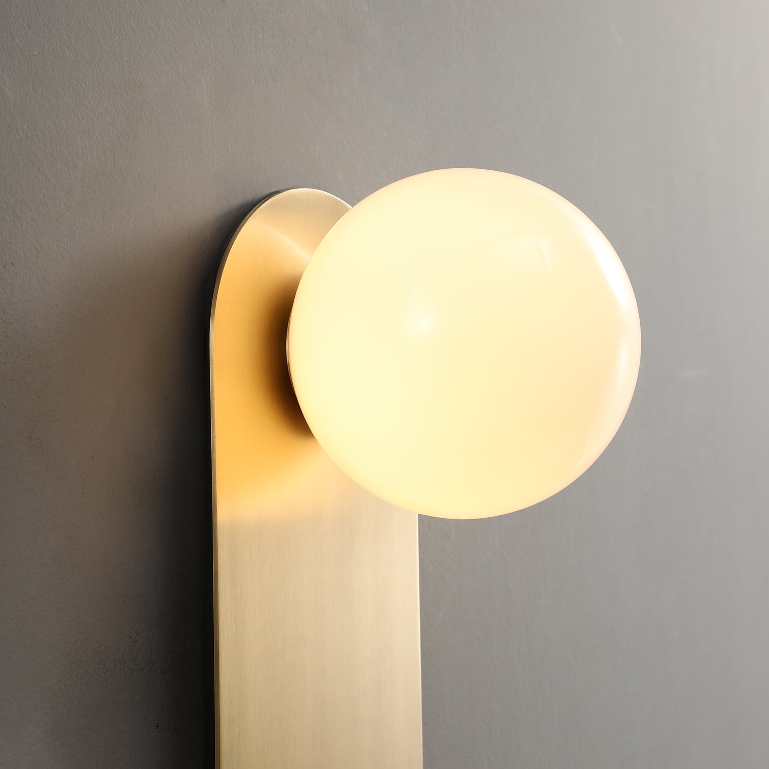 Liila_1_Brass_Wall_Lamp_Nuura_0013