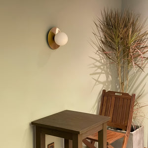 Liila_1_Brass_Wall_Lamp_Nuura_0017