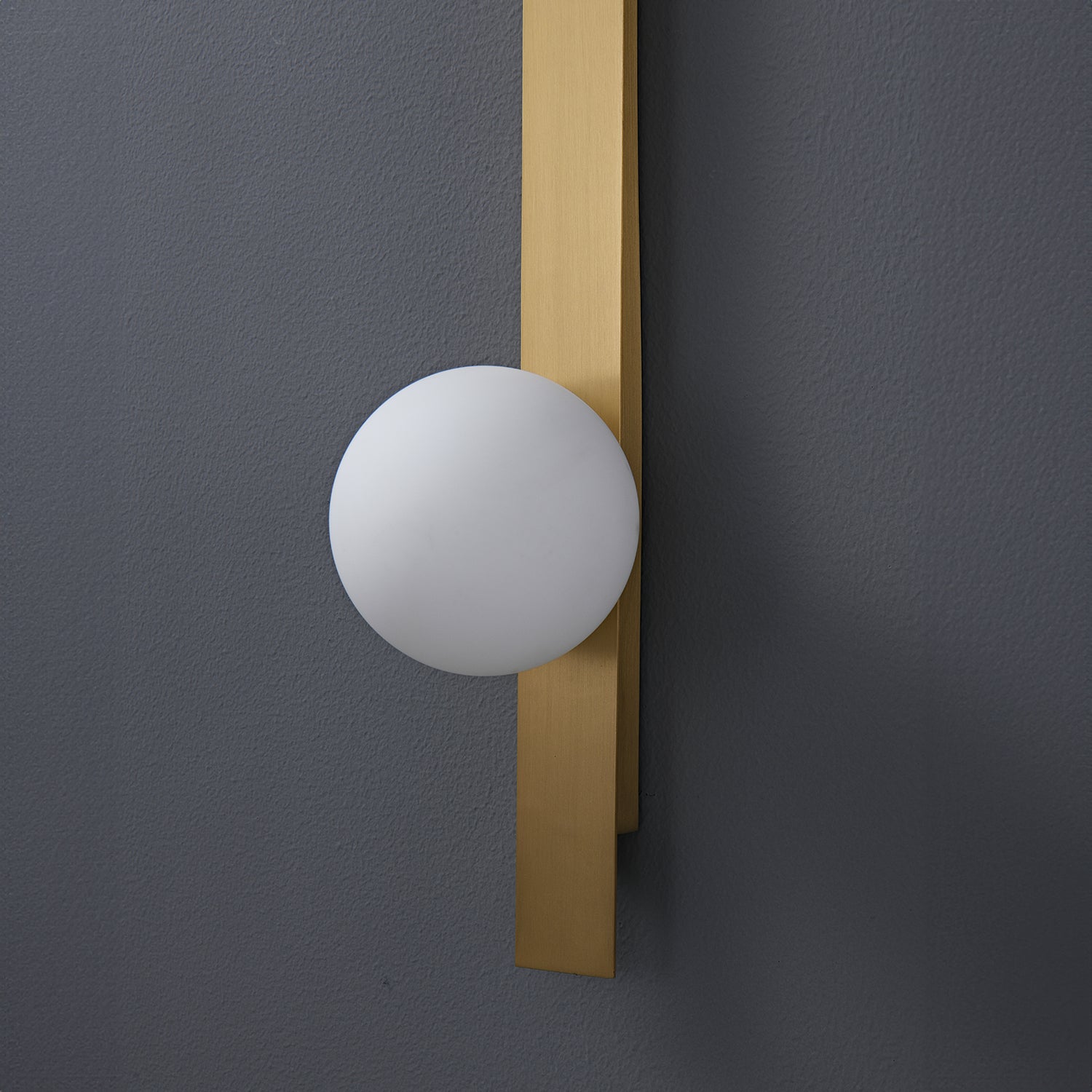 Liila_2_Brass_Wall_Lamp_Nuura_06