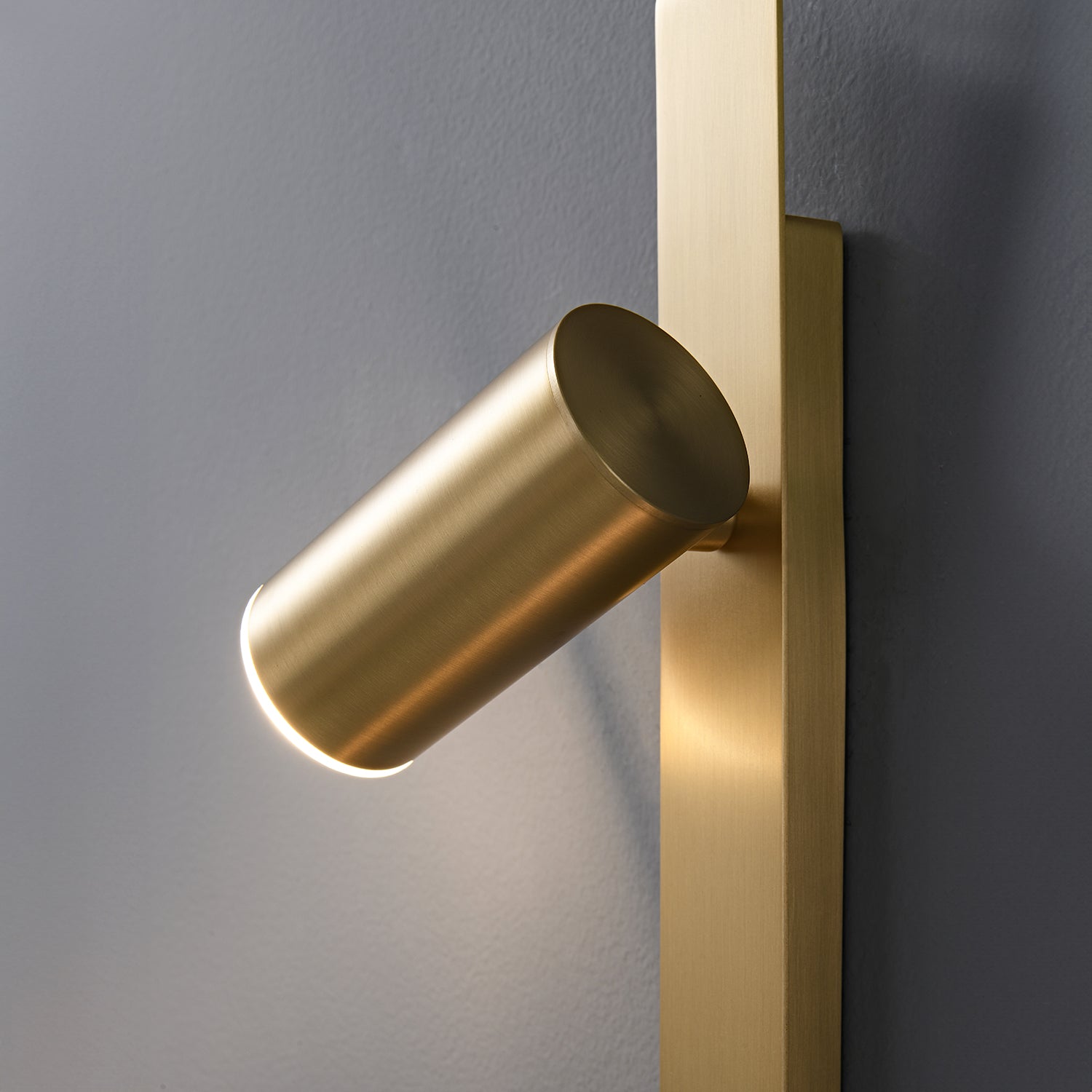 Liila_2_Brass_Wall_Lamp_Nuura_11